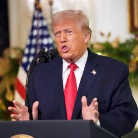 Trump dice que Petro es "un alborotador" y que "más le vale andarse con cuidado"