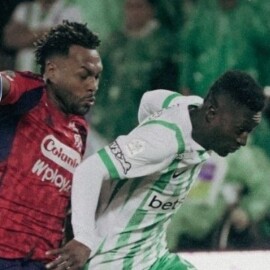 Tensión en el clásico de Medellín: Dos jugadores se pelearon; uno de ellos encuelló al otro