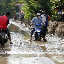 Reportan más 700 fallecidos por las inundaciones en Indonesia