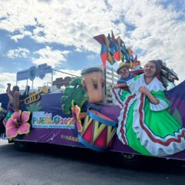 Figuras del espectáculo nacional acompañan el desfile ‘Fiesta de mi Pueblo’ en el segundo día de Feria