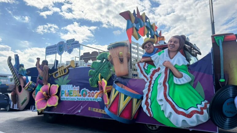 Figuras del espectáculo nacional acompañan el desfile ‘Fiesta de mi Pueblo’ en el segundo día de Feria