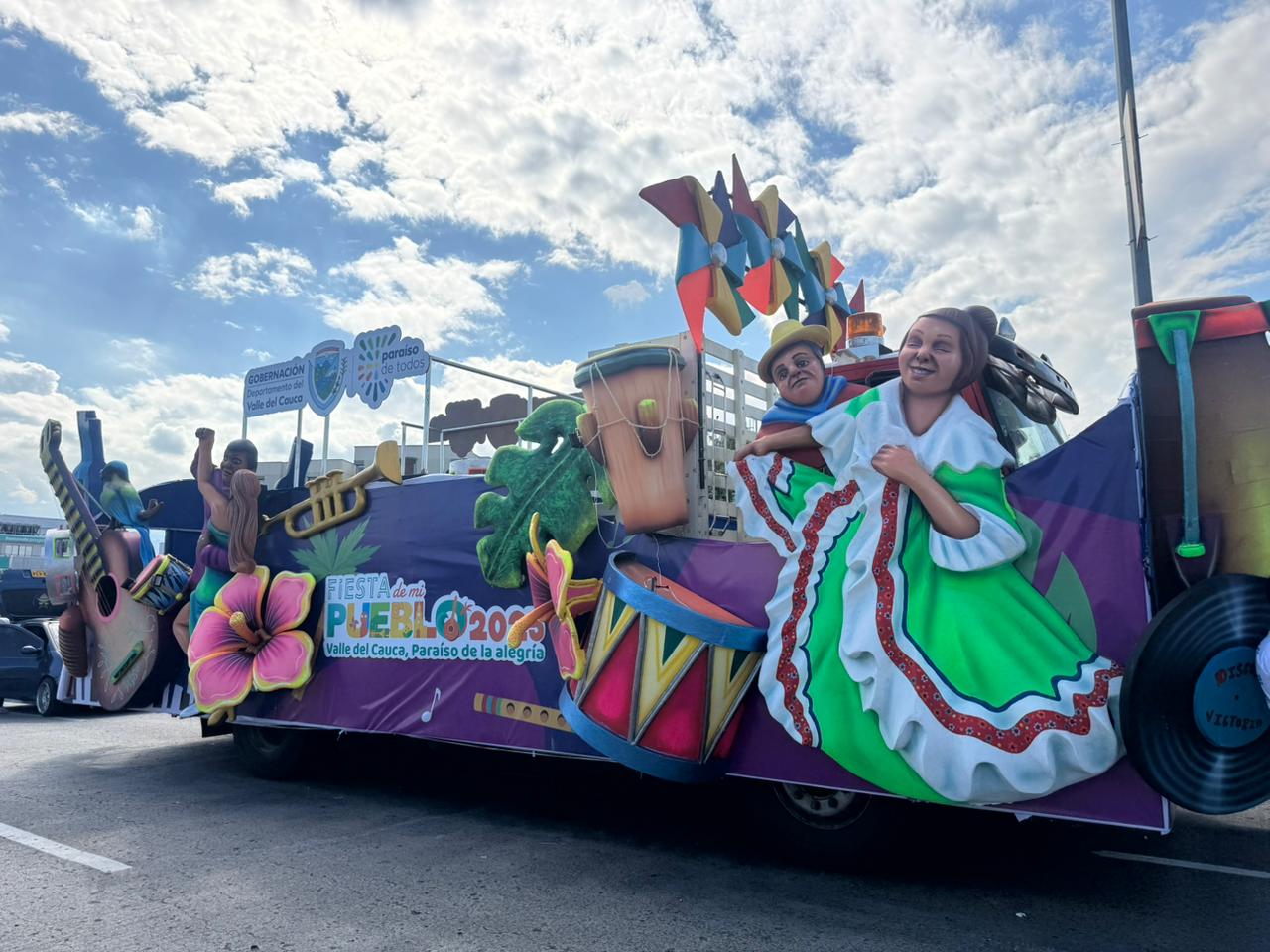 Figuras del espectáculo nacional acompañan el desfile ‘Fiesta de mi Pueblo’ en el segundo día de Feria