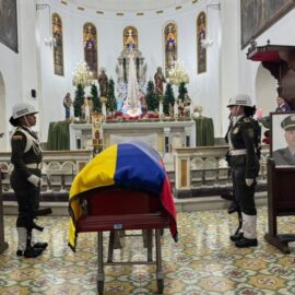 Honras fúnebres de los dos policías fallecidos tras atentado en Cali