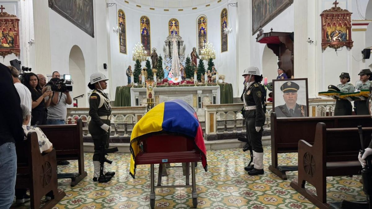 Honras fúnebres de los dos policías fallecidos tras atentado en Cali