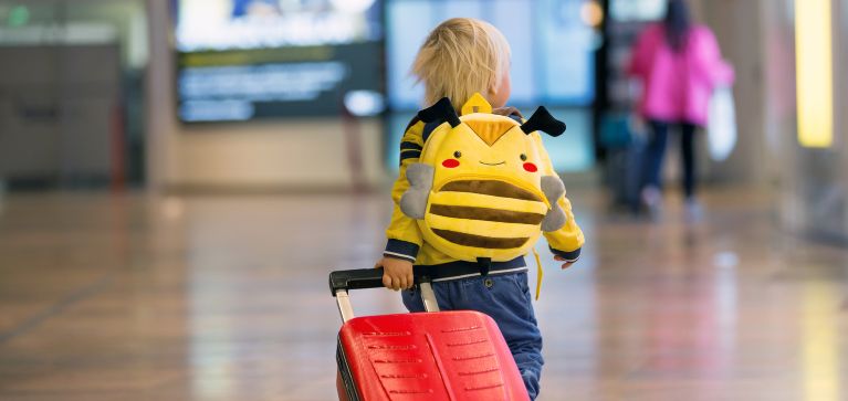 Los permisos (y pasos) que necesita si viajará con un menor de edad; por Colombia o al exterior