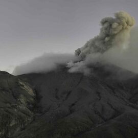 Volcán Puracé continúa en alerta naranja: aumenta la actividad y ordenan evacuaciones en el Cauca