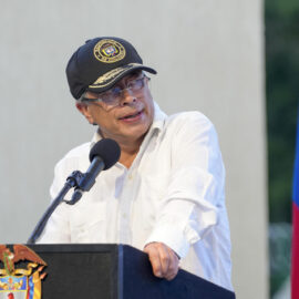 Petro critica a Noboa por aranceles y recuerda apoyo energético de Colombia a Ecuador