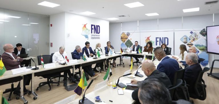 Gobernadores piden salvaguarda constitucional frente al alza de impuestos al consumo