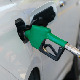 Desde febrero bajará el precio de la gasolina en Colombia, anuncia el Gobierno