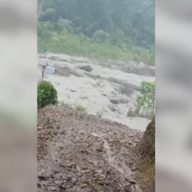 Colapso de puente por lluvias deja incomunicado a El Águila con Risaralda