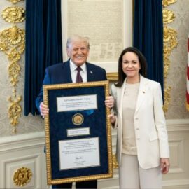 María Corina Machado entregó a Donald Trump la medalla del Nobel como mensaje de "gratitud"