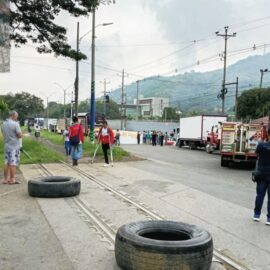 Plantón en Yumbo: Ciudadanos inconformes con la tarifa del pasaje de buses intermunicipales