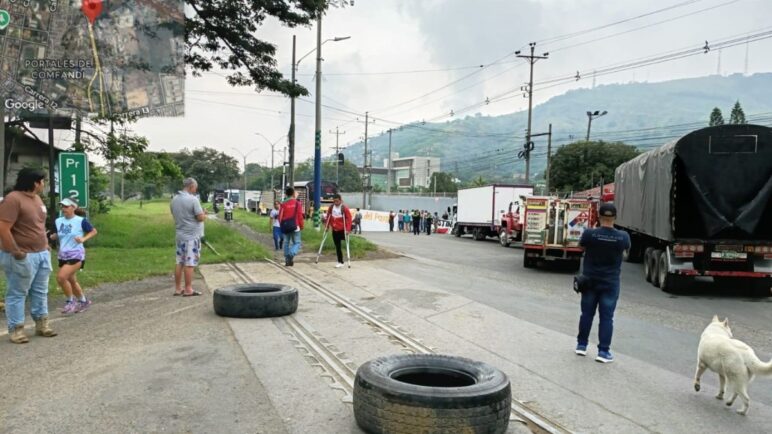 Plantón en Yumbo: Ciudadanos inconformes con la tarifa del pasaje de buses intermunicipales