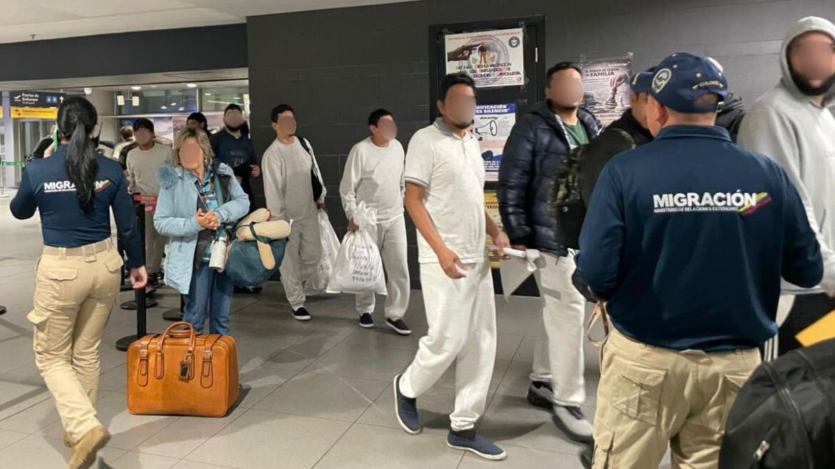 Colombia reanuda vuelos de deportados a Estados Unidos