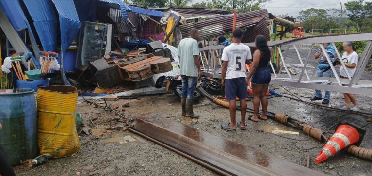 Accidente durante instalación de puente en vía al mar: un menor falleció
