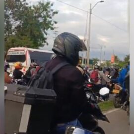 Comunidad bloquea vía Candelaria - Cali por alza en tarifas de transporte