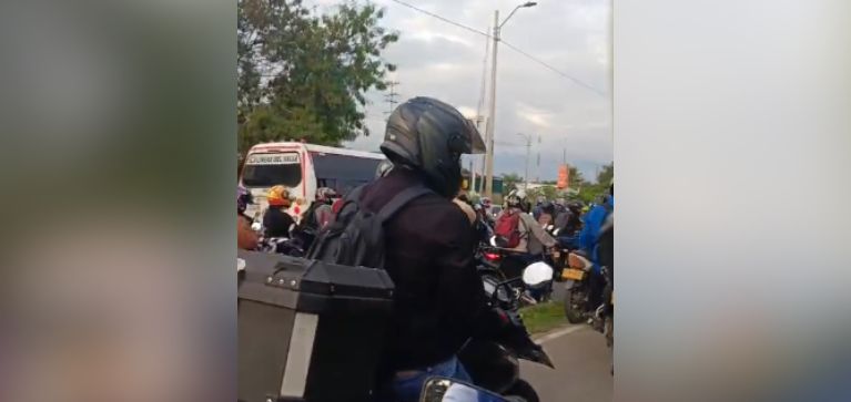 Comunidad bloquea vía Candelaria - Cali por alza en tarifas de transporte