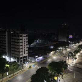 Decenas de personas salen de mayor complejo militar venezolano tras explosiones en Caracas