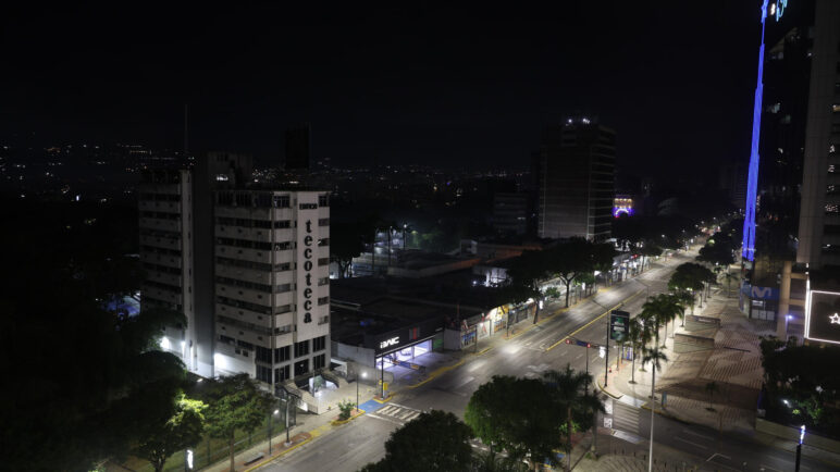 Decenas de personas salen de mayor complejo militar venezolano tras explosiones en Caracas