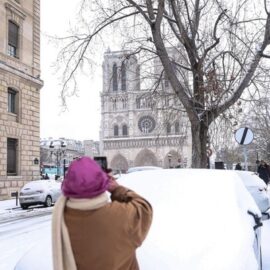 Colapso por nevada en Francia: más de 1.600 km de atascos y vuelos cancelados
