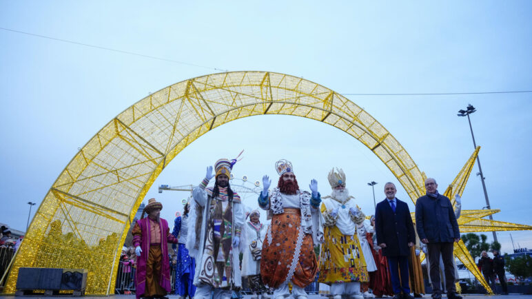 España se llena de ilusión con la llegada de los Reyes Magos pese al frío y la lluvia