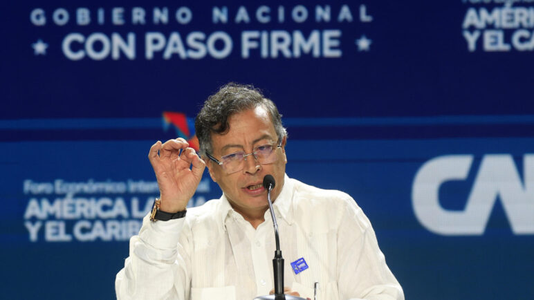 Petro tacha de "golpe" la exclusión de Iván Cepeda en consulta presidencial