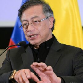 Petro alerta sobre posible desabastecimiento de alimentos en zonas afectadas por inundaciones
