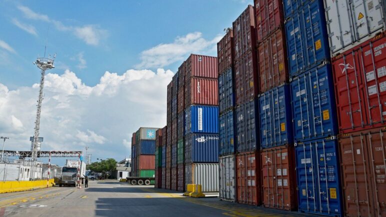 Ecuador sube aranceles al 100 % para productos importados desde Colombia