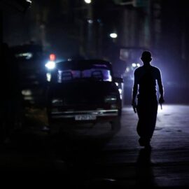 Emergencia en Cuba: la isla sufre apagón eléctrico afectando a 3,4 millones de personas