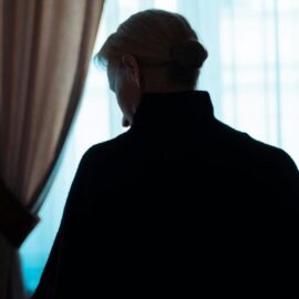 Soñar con un ser querido fallecido: expertas explican cómo puede ayudar en el duelo