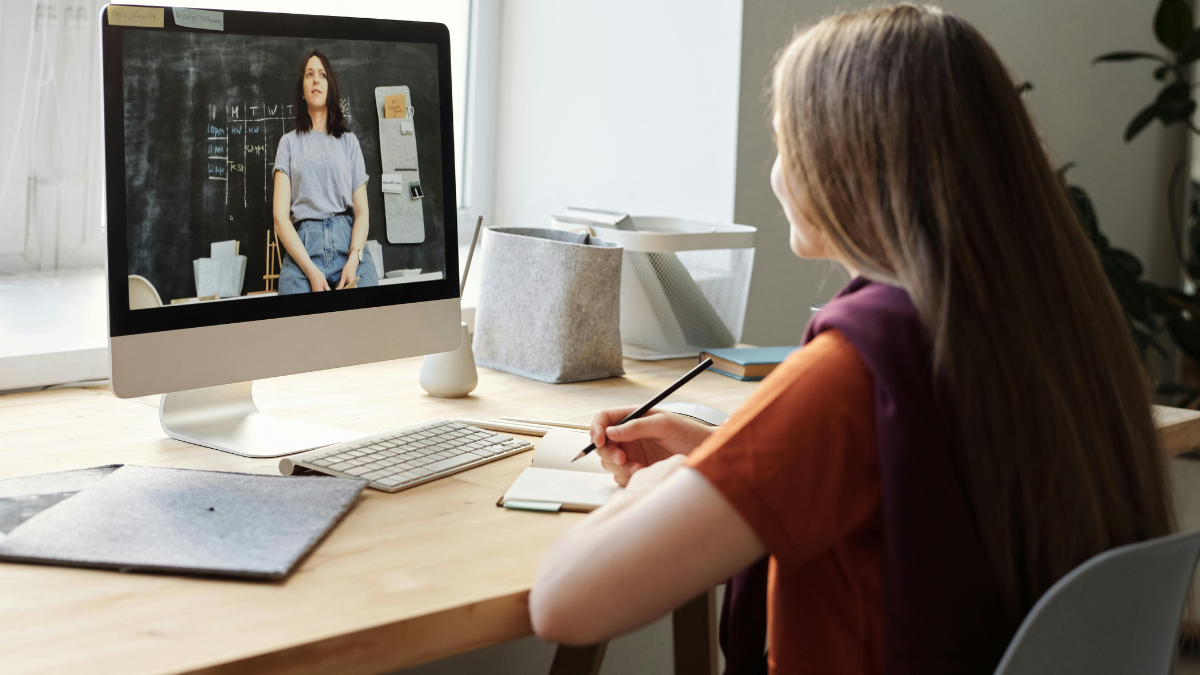 Periodismo e inteligencia artificial: expertos debaten retos en webinar académico