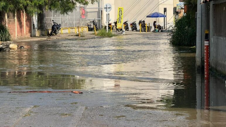 Así afectó las inundaciones a los habitantes de Candelaria; continúa alerta roja