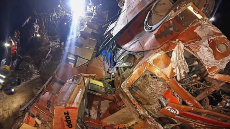 Tragedia en Nepal: Fallecen 19 pasajeros tras accidente de autobús