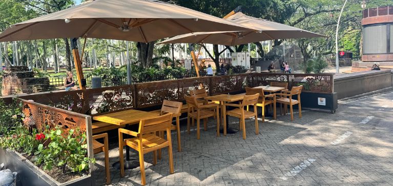 Debate por alquiler de espacio público a locales comerciales en el Bulevar del río