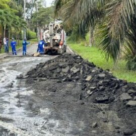 Lluvias causaron afectaciones en asfalto de una vía en sur de Cali: este es el panorama