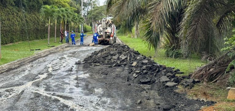 Lluvias causaron afectaciones en asfalto de una vía en sur de Cali: este es el panorama