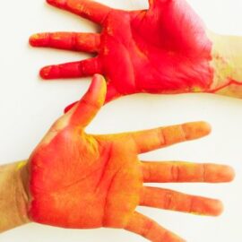 ¿Qué es el Día de las Manos Rojas? Una jornada contra la violencia y en defensa de la niñez