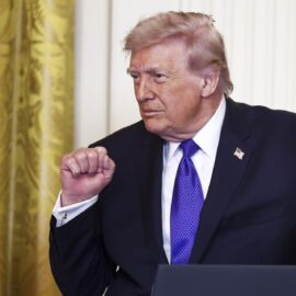 Trump dice que "pronto" se sabrá su respuesta por el ataque a la Embajada de EEUU en Riad