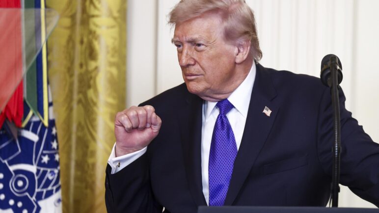 Trump dice que "pronto" se sabrá su respuesta por el ataque a la Embajada de EEUU en Riad