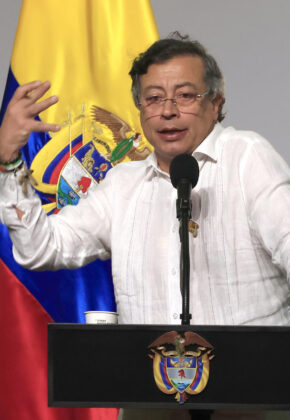 Petro solicita investigar a representante que impulsó medida para suspenderlo