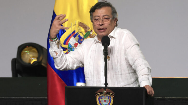 Petro anunció que no impondrá aranceles del 100 % a productos importados de Ecuador
