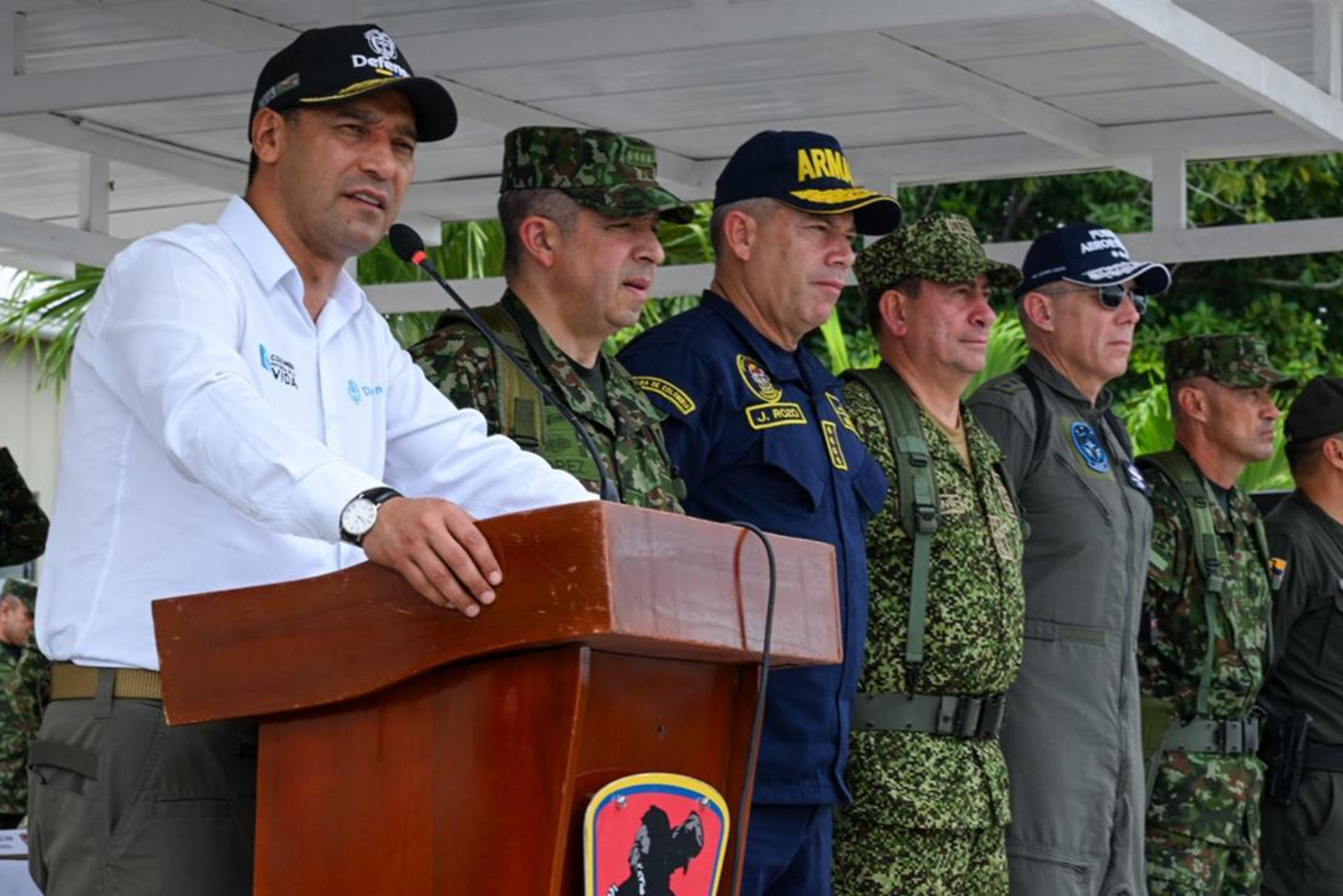 Transportistas de Ecuador protestan en frontera con Colombia contra escalada arancelaria