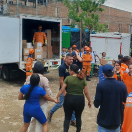 Entregan ayudas humanitarias a damnificados por incendio en Los Lagos en Cali