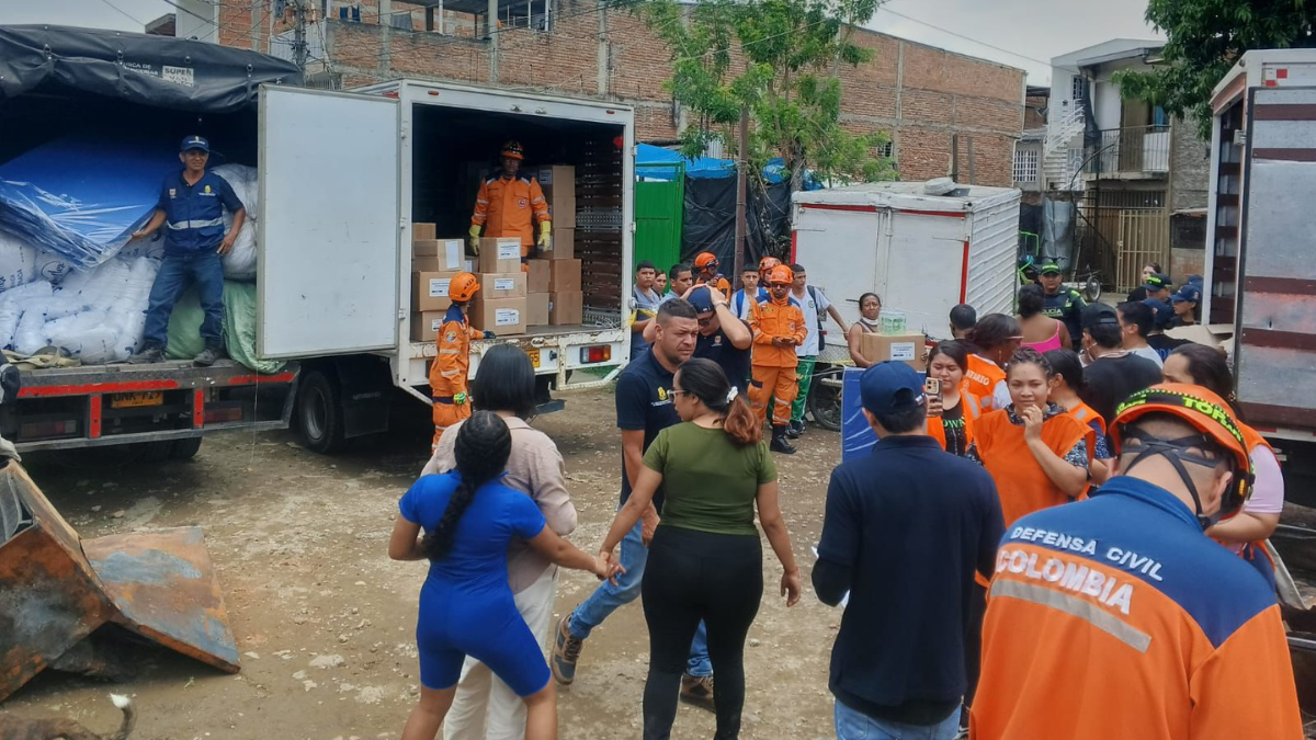 Entregan ayudas humanitarias a damnificados por incendio en Los Lagos en Cali