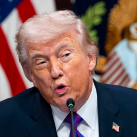 Trump anuncia suspensión temporal de sanciones petroleras para reducir precios