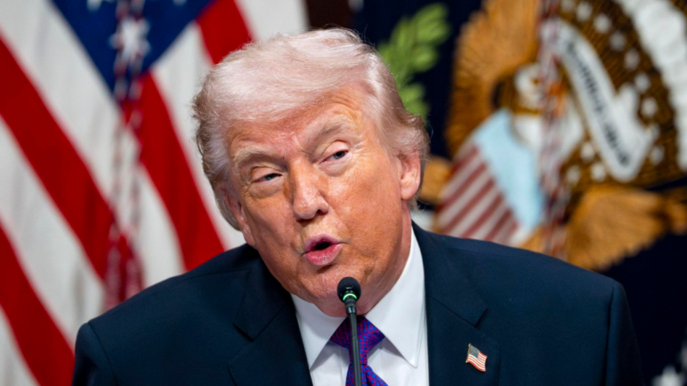 Trump anuncia suspensión temporal de sanciones petroleras para reducir precios