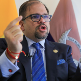 Ecuador cuestiona a Gustavo Petro por supuesta bomba y pide resolver la crisis por vía diplomática