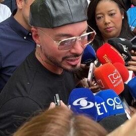 En imágenes: J Balvin visitó el barrio Obrero, así lo recibieron los caleños 