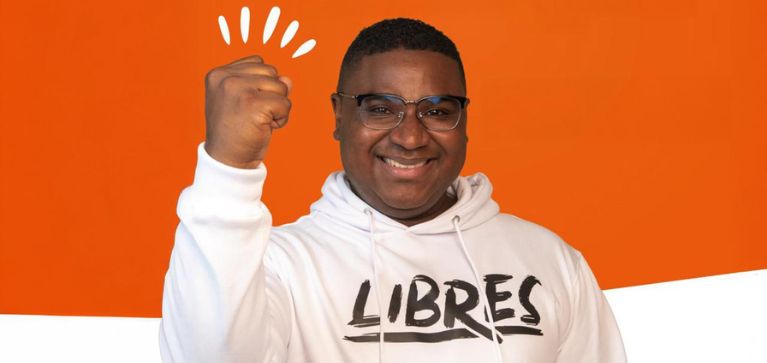 Óscar Benavides, abogado tumaqueño, sorprende y gana curul afro en la Cámara
