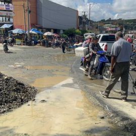 Comunidad denuncia que la obra de doble calzada en la calle Quinta de Santander de Quilichao lleva más de tres años sin terminar.